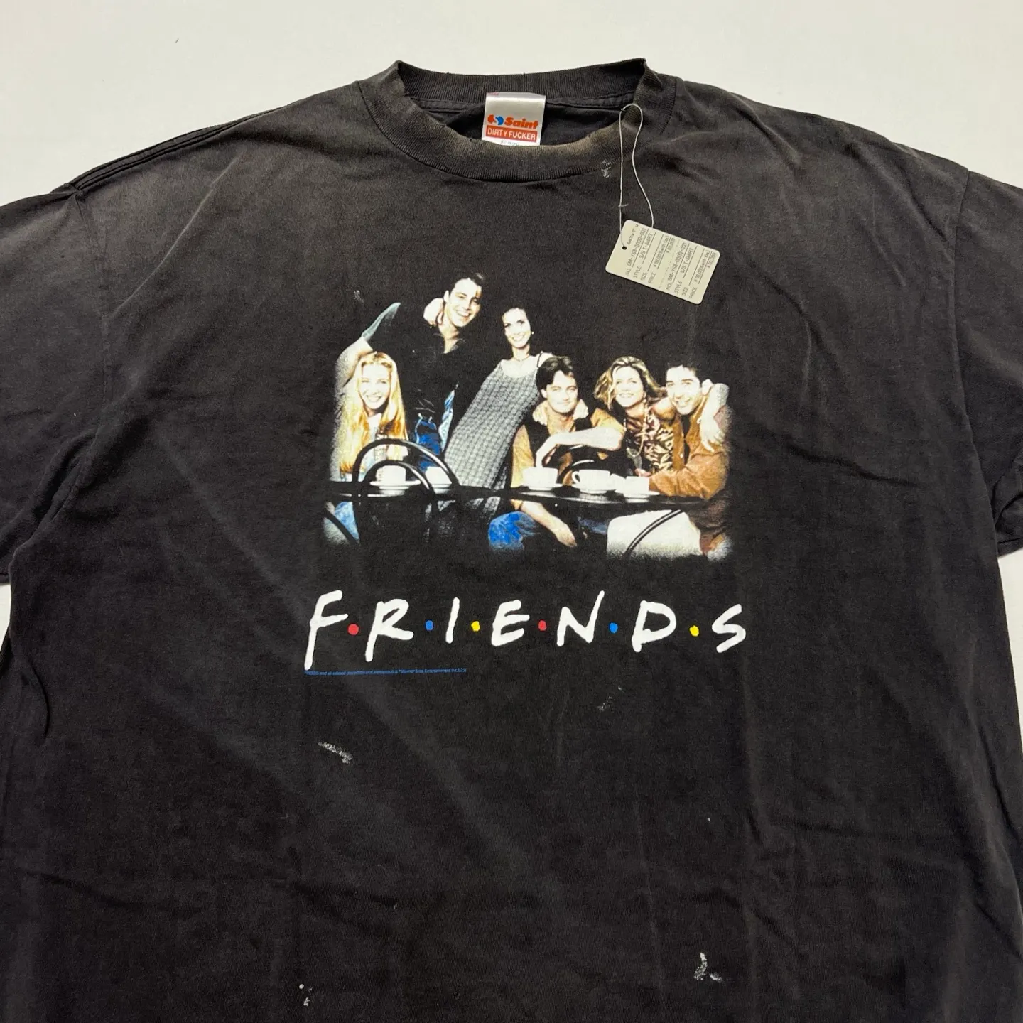SAINT Mxxxxxx × FRIENDS FRD_SS TEE/FRIENDS/BLK Friends co-branded TEE. Black stills TEE. Washed black S-XL. The ceiling of American dramas. A must-have for sentiment. Asut ready-to-wear wash water and distressed treatment. Domestic top printing factory. God restored. Correct accessories. Friends co-branded wash.